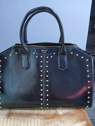 Bolsa Arezzo, Tote, com duas alças, tachas douradas, original