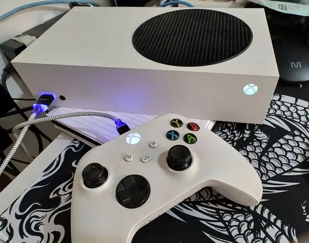 Xbox séries S com um controle, armazenamento 512 gb, muito conservado. Funcionando.