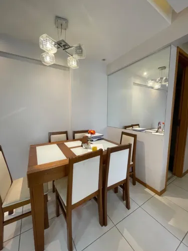 Mesa com 6 cadeiras