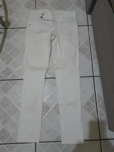 Calça Branca com  stretch e strass e 2 botões laterais 