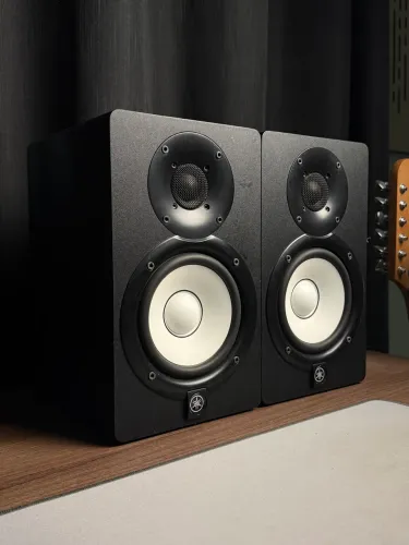 Par Monitor de Audio Yamaha HS5 