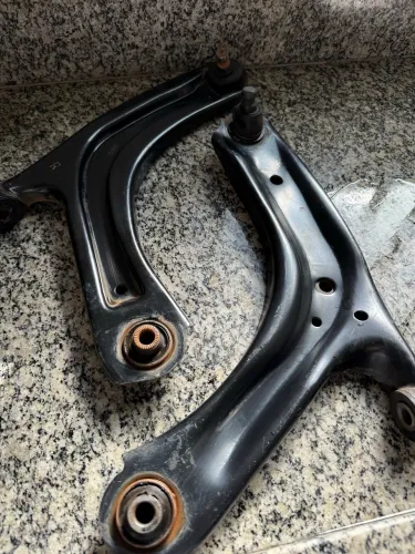 Par de Bandejas da Suspensão Dianteira Renault Kwid Original