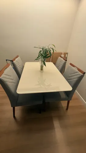 Conjunto de mesa com 4 cadeiras