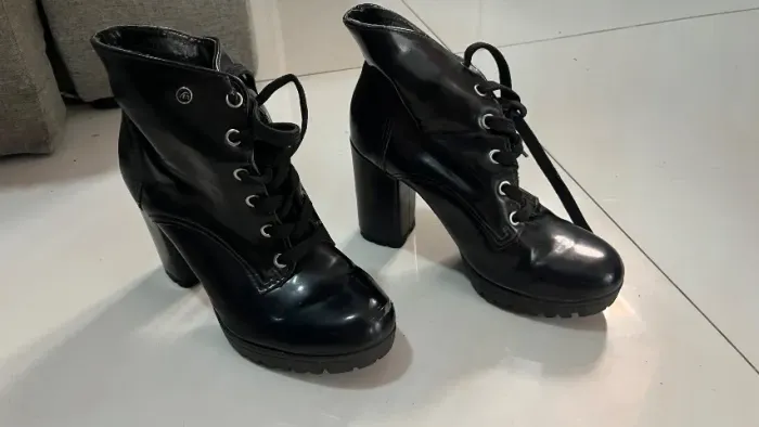 Sapatos femininos em excelente estado!!