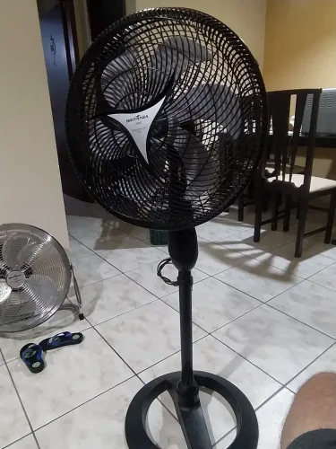 Ventilador de pé marca Britânia Turbo mega turbo 40.