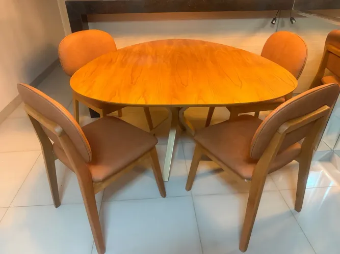 Vende-se belíssimo conjunto de mesa de jantar.