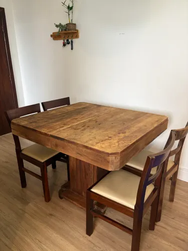 Mesa madeira maciça 4 cadeiras, com tampo no meio que abre