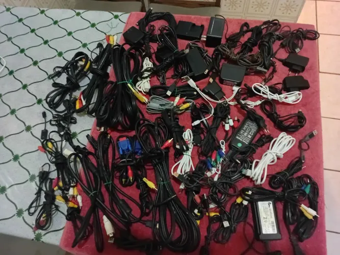 Cabos av hdmi vga fontes carregadores vejam o que tenho