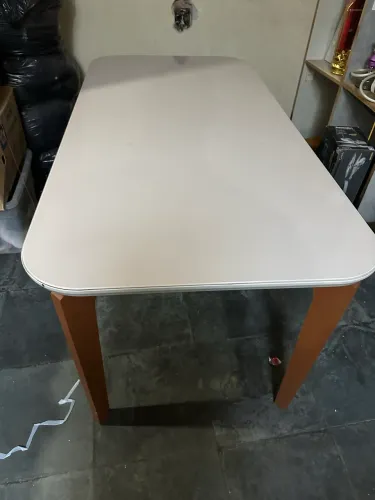 Mesa de madeira maciça com tampa de vidro