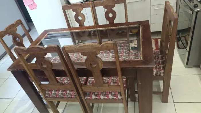 Mesa de madeira com 6 cadeiras