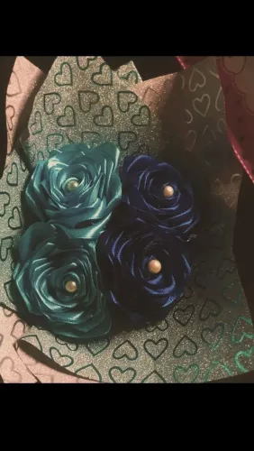 Vende-se buques de cetim, de borboleta, de rosas e de chocolate