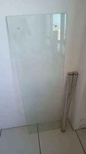 Mesa em vidro c. pés aço