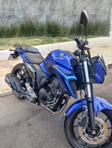Yamaha Fazer 2025 - APENAS 4 MIL km - IPVA 2026 PAGO - Parcela no cartão - Semi nova