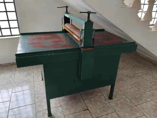 Máquina de Corte e Vinco Motorizada Industrial 80cm Semi Automática 110V/220V