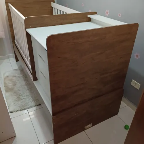 Berço que vira cama, com cama auxiliar e cômoda