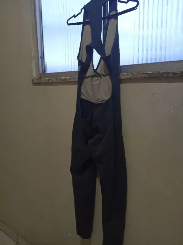 Lindo macaquinho cor grafite veste bem fica lindo 