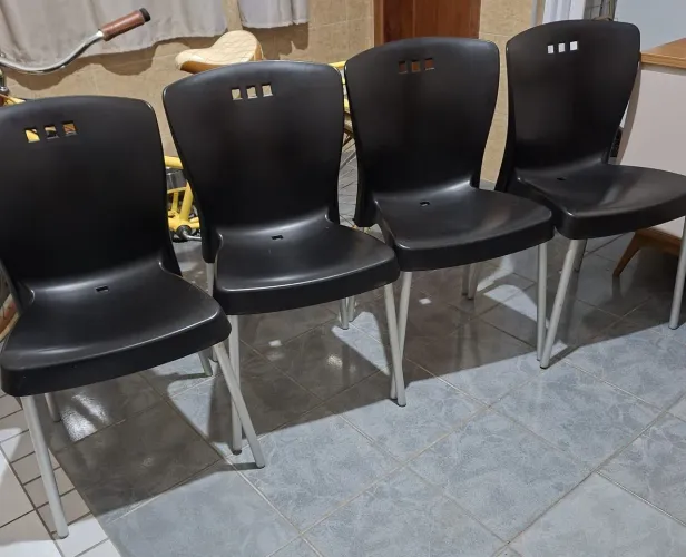 4 cadeiras polipropileno e alumínio
