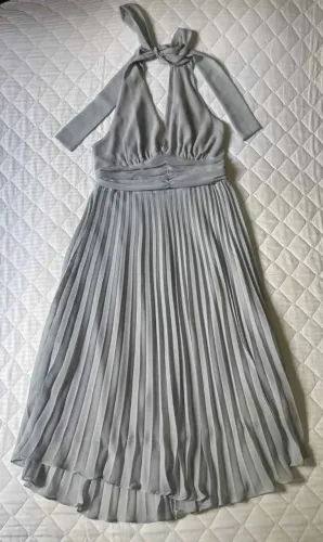 Vestido mid plissado cinza, tamanho M.