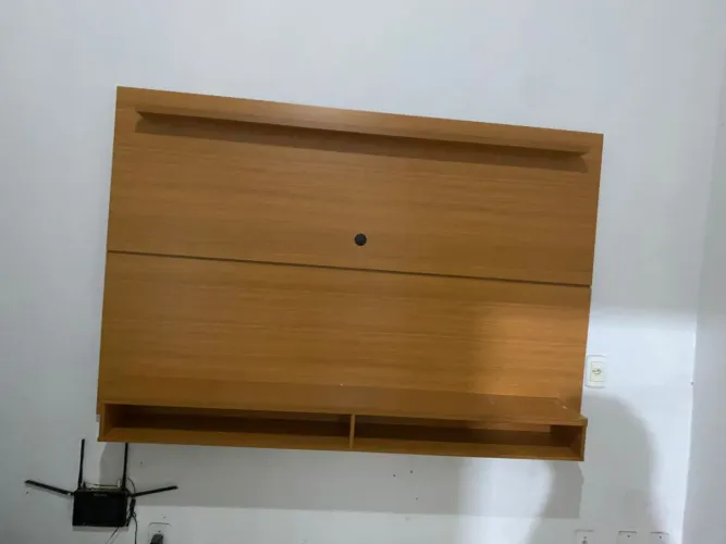 Painel de madeira novo, comprado e colocado na parede. 