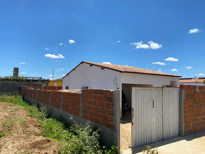 Casa com Terreno Amplo (300 m²) em Condado-PB - Quintal Grande e Rua Calçada