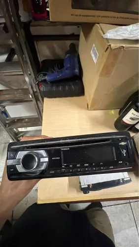 som automotivo Pósitron modelo SP3305UB, que inclui leitor de CD, porta USB 