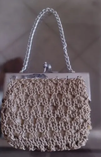 Promoção para retirar hoje linda bolsa de crochê com fios metálicos e alça de corrente 