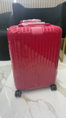 Mala de bordo Rimowa em policarbonato cor magenta