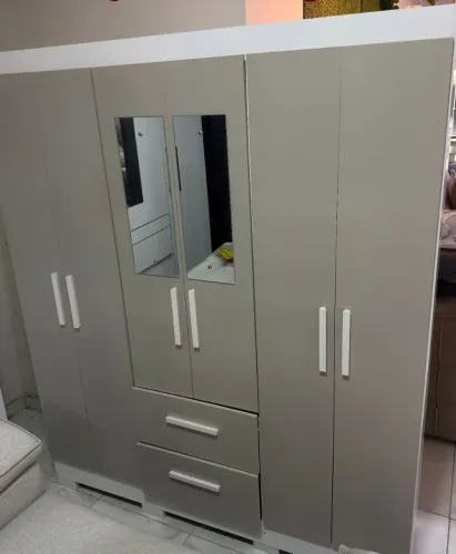 Guarda roupa de casal com espelho