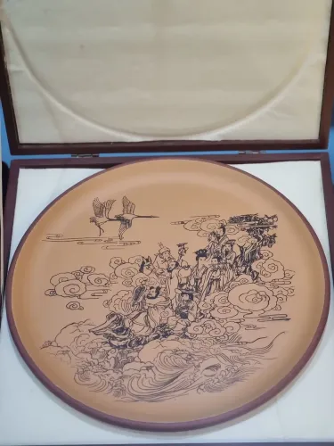 Prato antigo chinês em cerâmica pintado a mão.