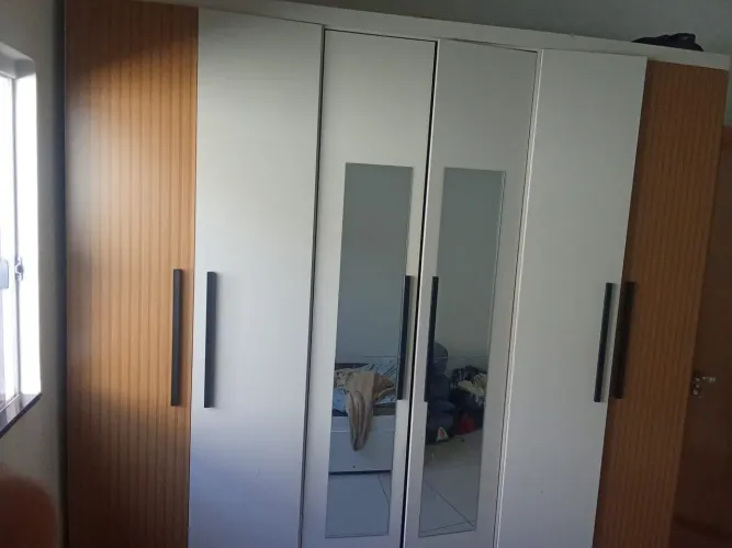 Guarda roupa pouco usado
