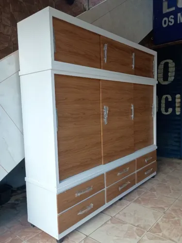 Guarda-roupas de casal em bloco de madeira dividido em três partes(base, corpo e maleiro)