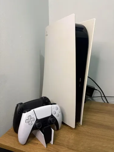 PS5 COM 2 CONTROLES E BASE DE CARREGAMENTO 