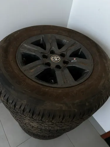 Rodas originais da Hilux SRV, aro 17.