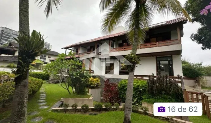 Casa de Luxo com 5 Suítes e 544m² em Condomínio Exclusivo na Barra