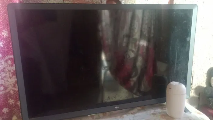 Tv de 32 para retirada de peças , ela ligar só que desligar modelo LG