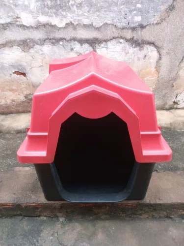 Casa de cachorro de plástico vermelha número 3.