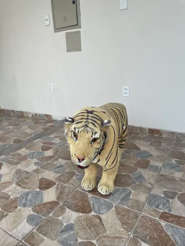 Vendo um Tigre Realista