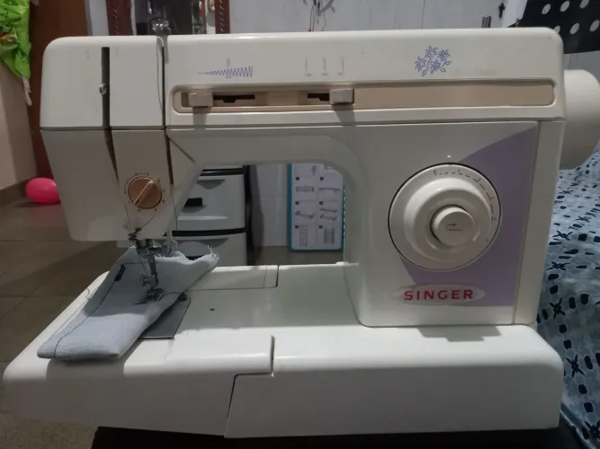 Máquina de costura Singer Prêt-à-Porter portátil branca e roxa