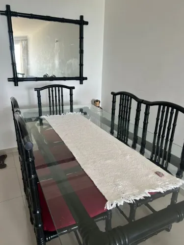 Mesa de jantar em madeira