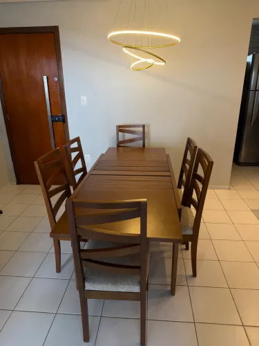 Mesa de madeira maciça com 6 cadeiras