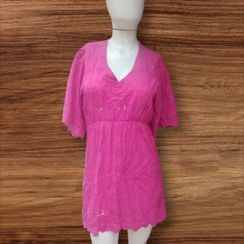 Vestido rosa em broderie/laise