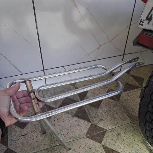 Garota cromada de bicicleta