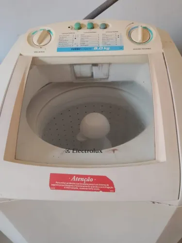 Máquina de lavar usada em bom estado