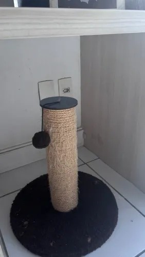 Cama e arranhador de gato
