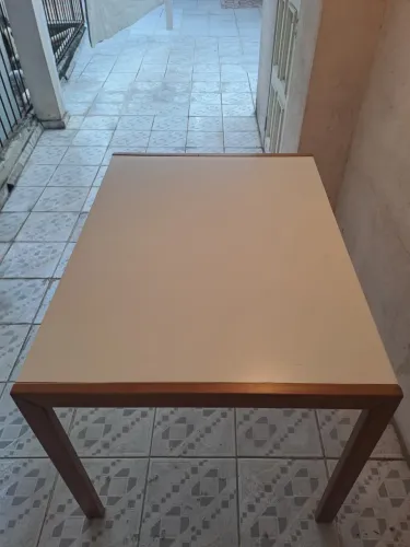 Mesa de madeira maciça