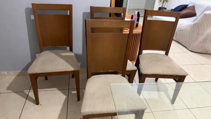Vendo 4 cadeiras de madeiras