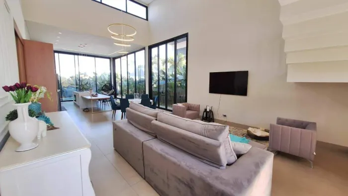 Casa Residencial à venda em Uberlândia - 3 suítes com piscina e varanda gourmet