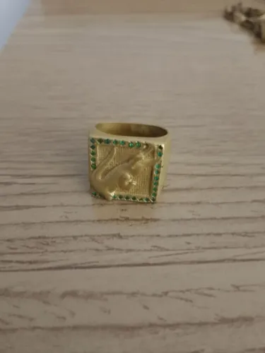 Corrente de moeda antiga e dedeira da Lacoste