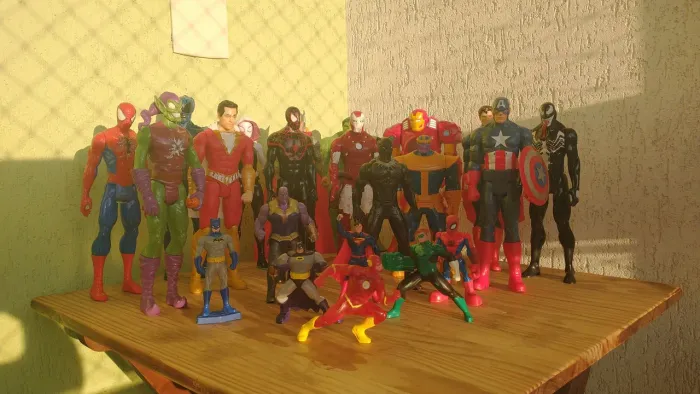 Vendo coleção de bonecos Marvel x DC