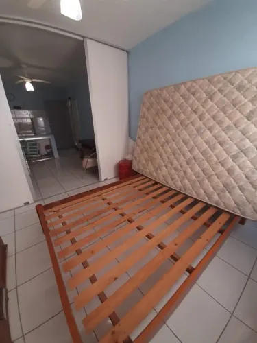 Cama de casal em madeira maciça com colchão
